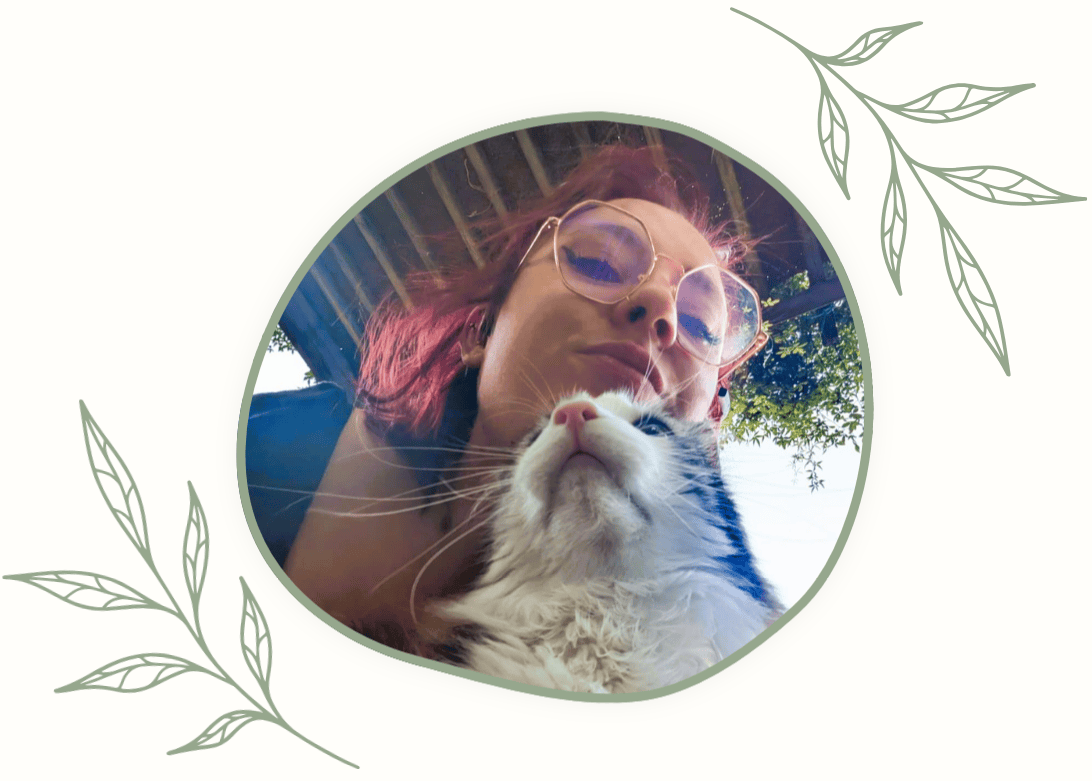 Photographie de la petsitter Morgane avec un chat proche d'elle blanc nommé Polo
